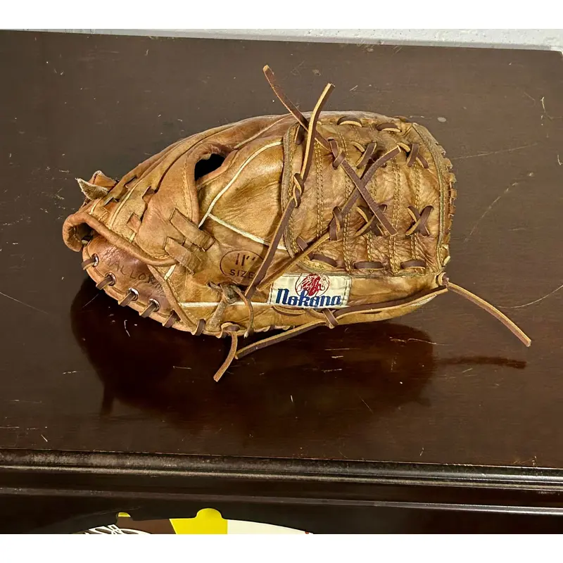 Nokona AMG 100 RH Baseball Glove 11" (Used)