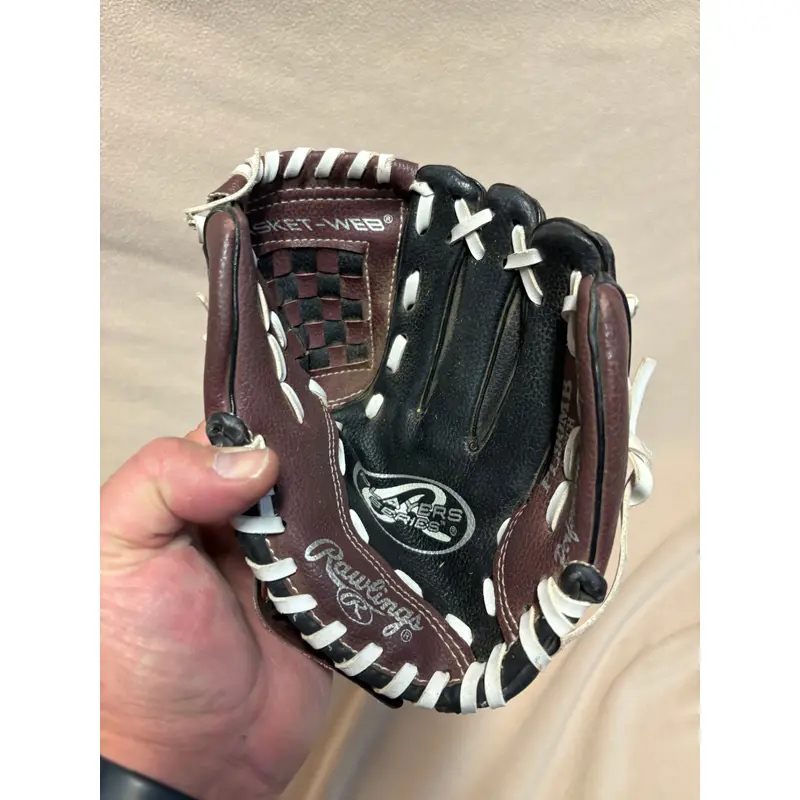 Right Hand Throw Rawlings Players Series Baseball Glove 9" (Used)