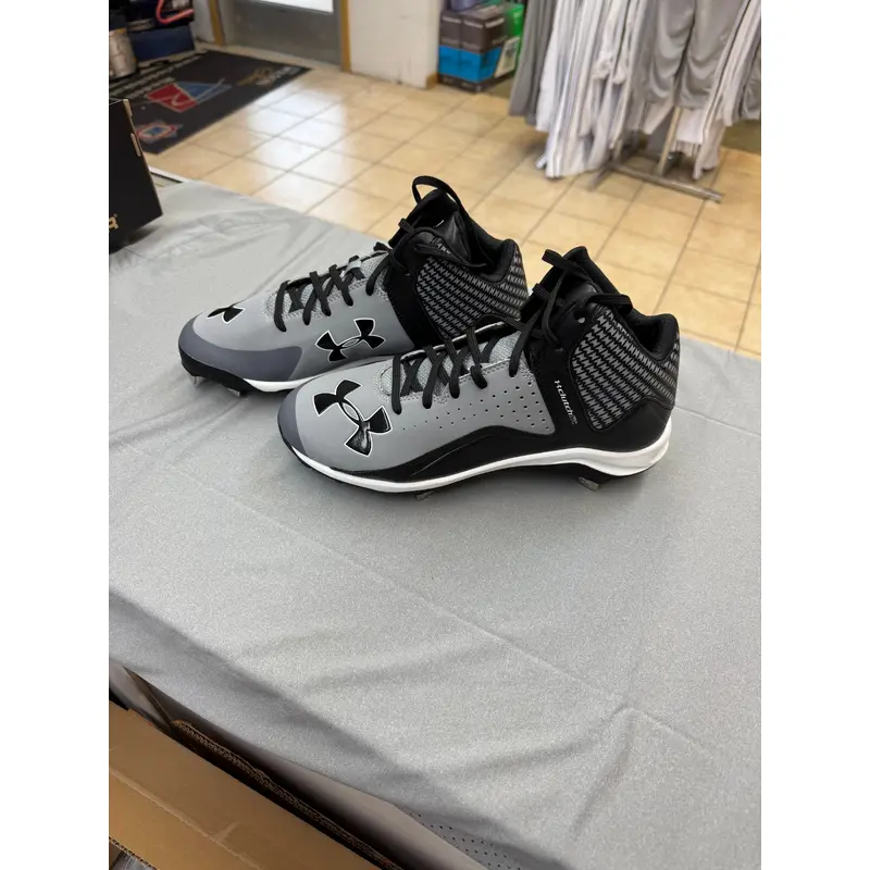 Under Armour Metal Baseball Cleats - Size 8.5