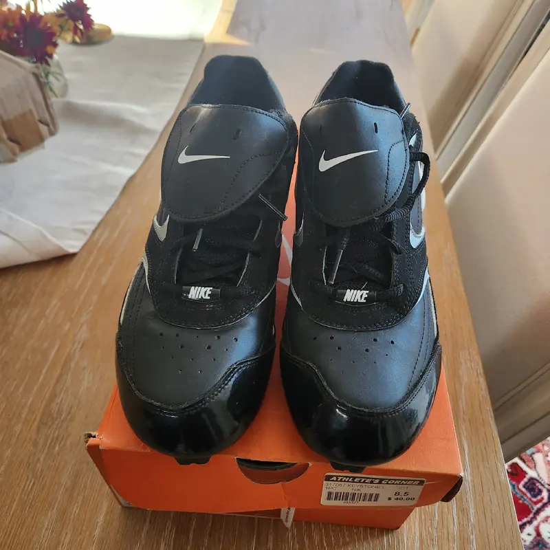 Black Men's Used Size M 8.5 (W 9.5) Nike Low Top Molded Cleats
