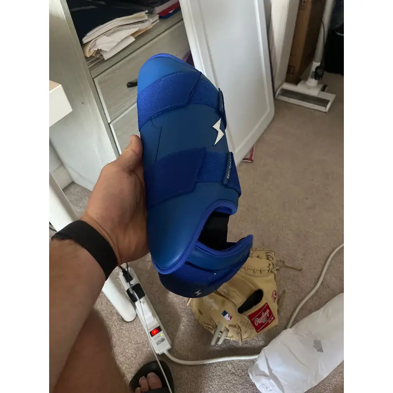 Bruce Bolt Righty Shin Guard