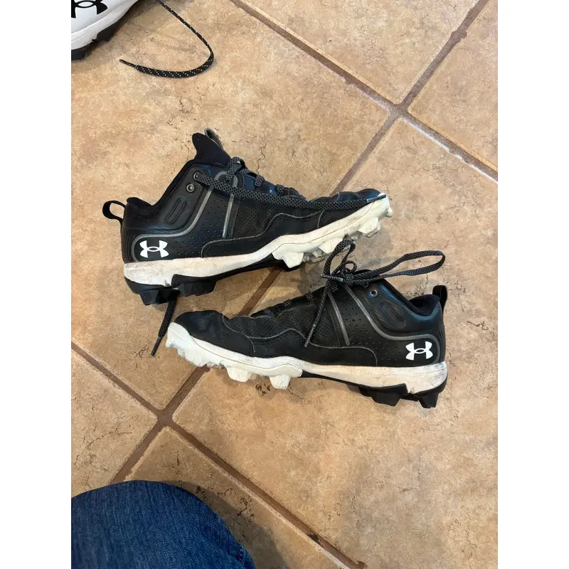 Men's Size M 6.5 (W 7.5) Under Armour (Used)