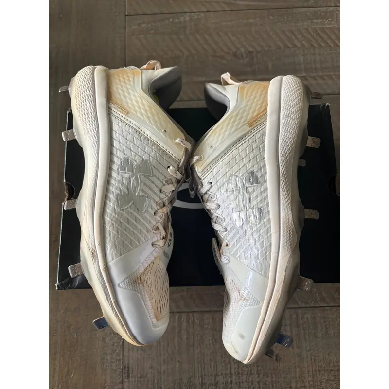 White Men's Size M 8.5 (W 9.5) Under Armour Low Top Yard low Metal (Used)