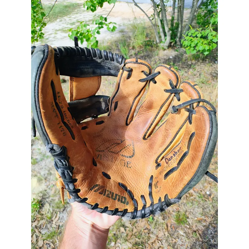 Mizuno Right Hand Throw Baseball Glove 11.75" (Used)