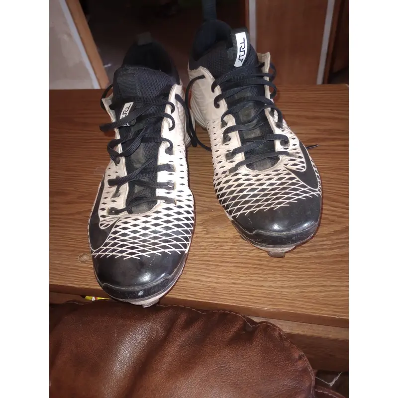 White Men's Size M 10.0 (W 11.0) Adult Nike Low Top Metal (Used)