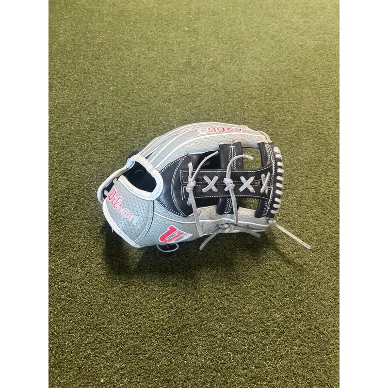 Wilson RH Infield A2000 Baseball Glove 11.75" (Used)