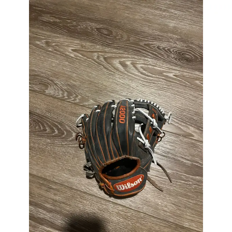 Wilson Right Hand Throw Infield A2000 Baseball Glove 11.5" (Used)