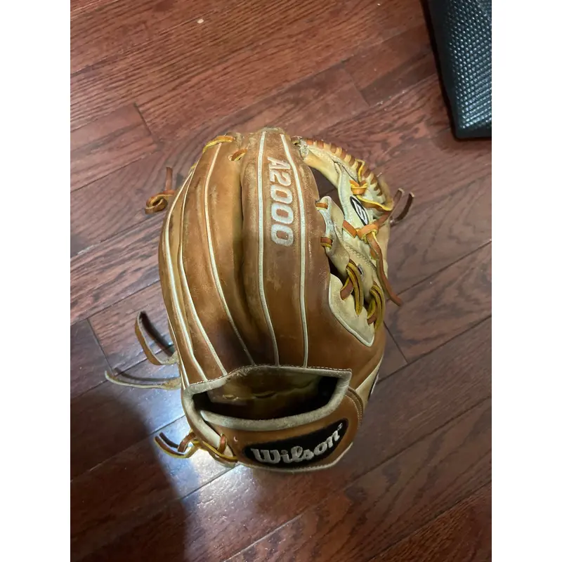 Used 2020 Right Hand Throw 11.5" Baseball Glove