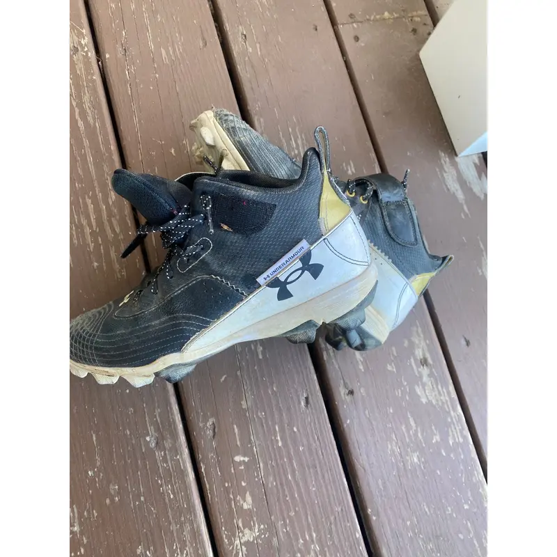 Under Armour size 7.5 baseball cleats