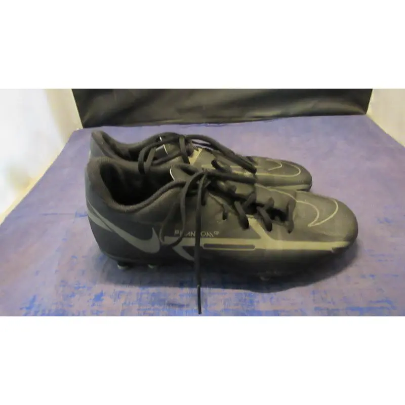 Used Nike Pantom Soccer Cleats Youth Size 4 - wear on edges