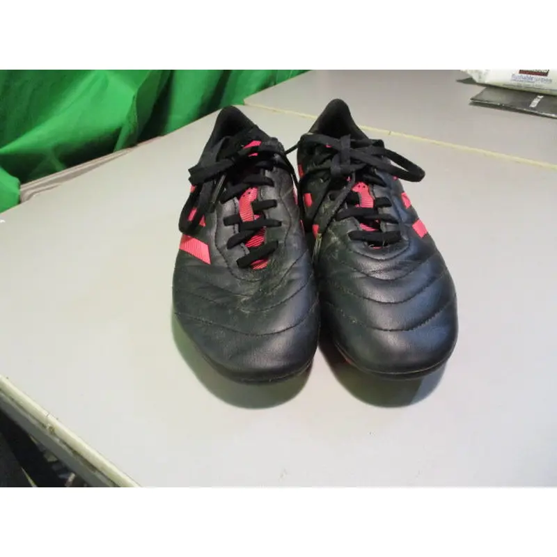 Used Adidas Pink/Black Size 5 Soccer Cleats