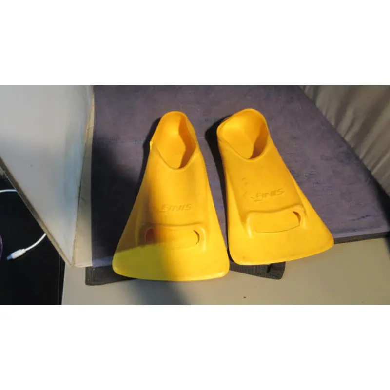 Used Finis Zoomers Swim Fins 10.5-11.5 Mens - Slight Tear Near Ankle