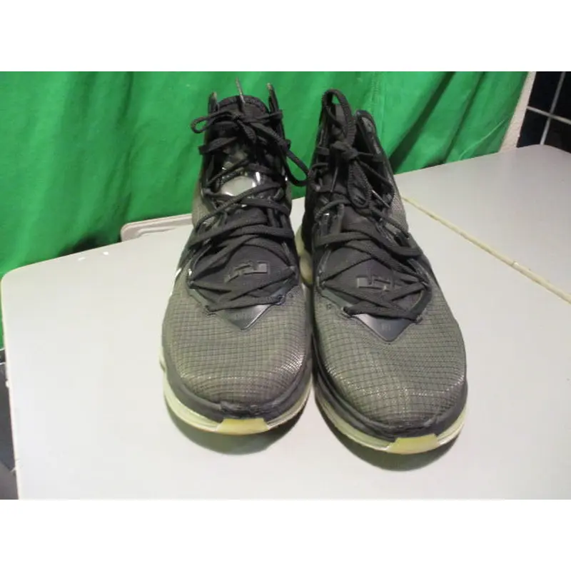 Used Nike Lebron 19 (GS) Size 9.5 Basketball Shoes