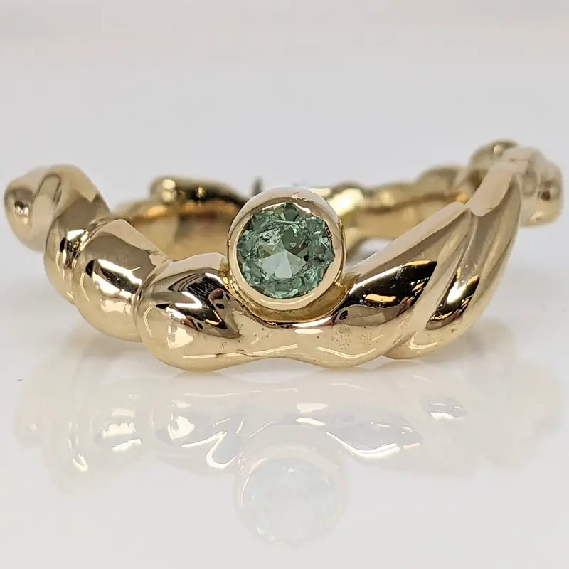 14K LIGHT GREEN TOURMALINE ROUND 3.6MM BEZEL WAVY ESTATE RING 6.3 GRAMS