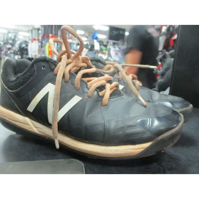Used New Balance Cleats Size 4 (DAMAGE ON CLEATS)