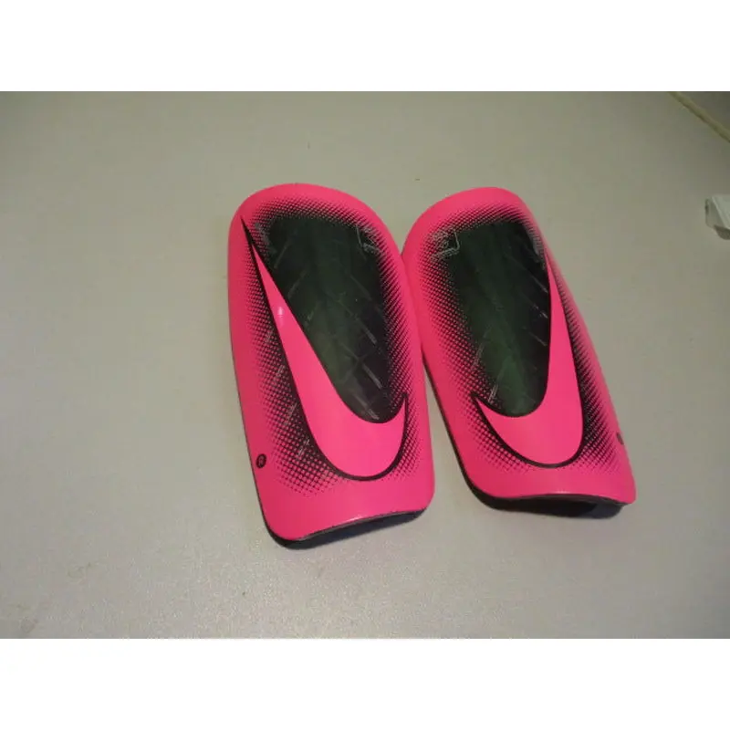 Used Nike Size XS 4'7" - 4'11" Soccer Shin Guards