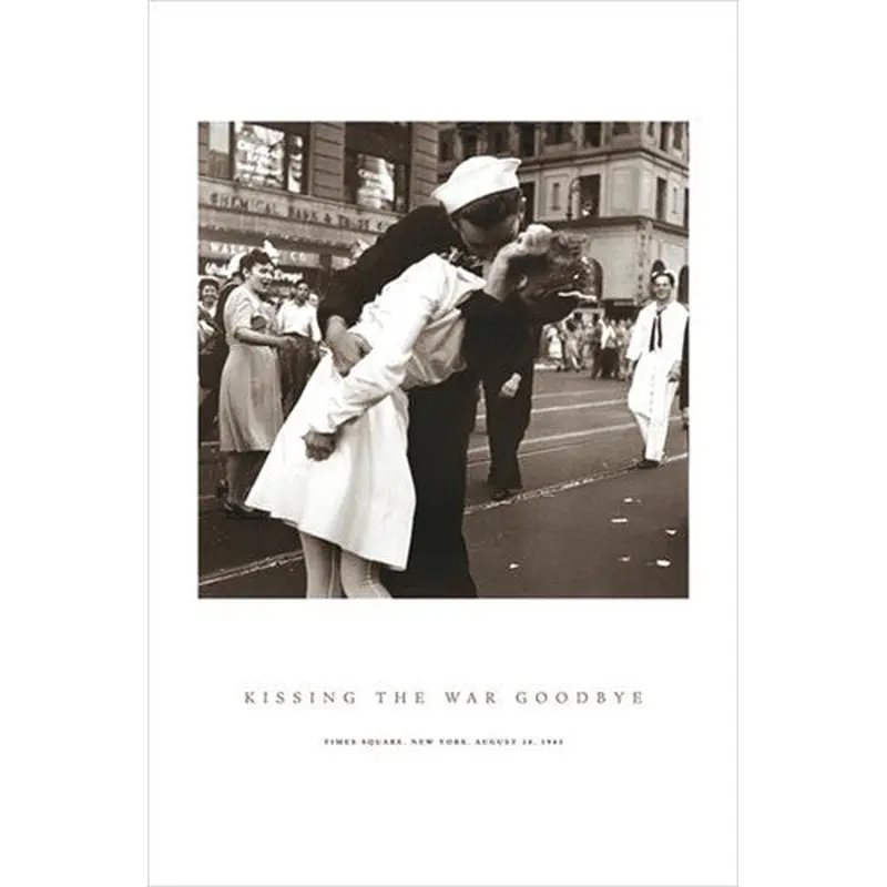 KISSING THE WAR GOODBYE (Times Square 1945) Poster - Pyramid International